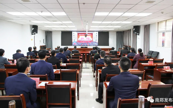 南郑区广大干群收听收看党的二十大开幕大会