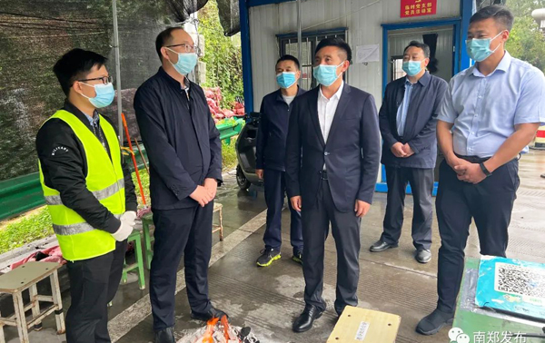 杨守奎到青树镇红庙镇检查调研工作看望慰问交通健康服务点工作人员