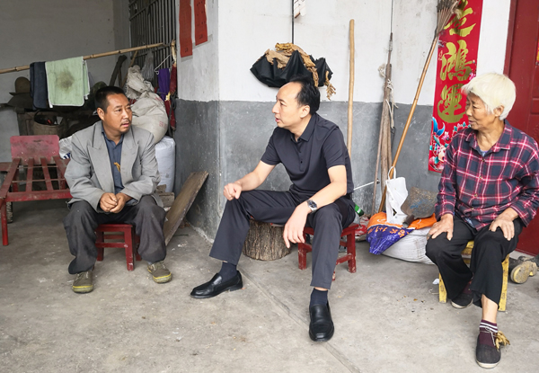 区委副书记包继强在新集镇调研指导脱贫攻坚工作